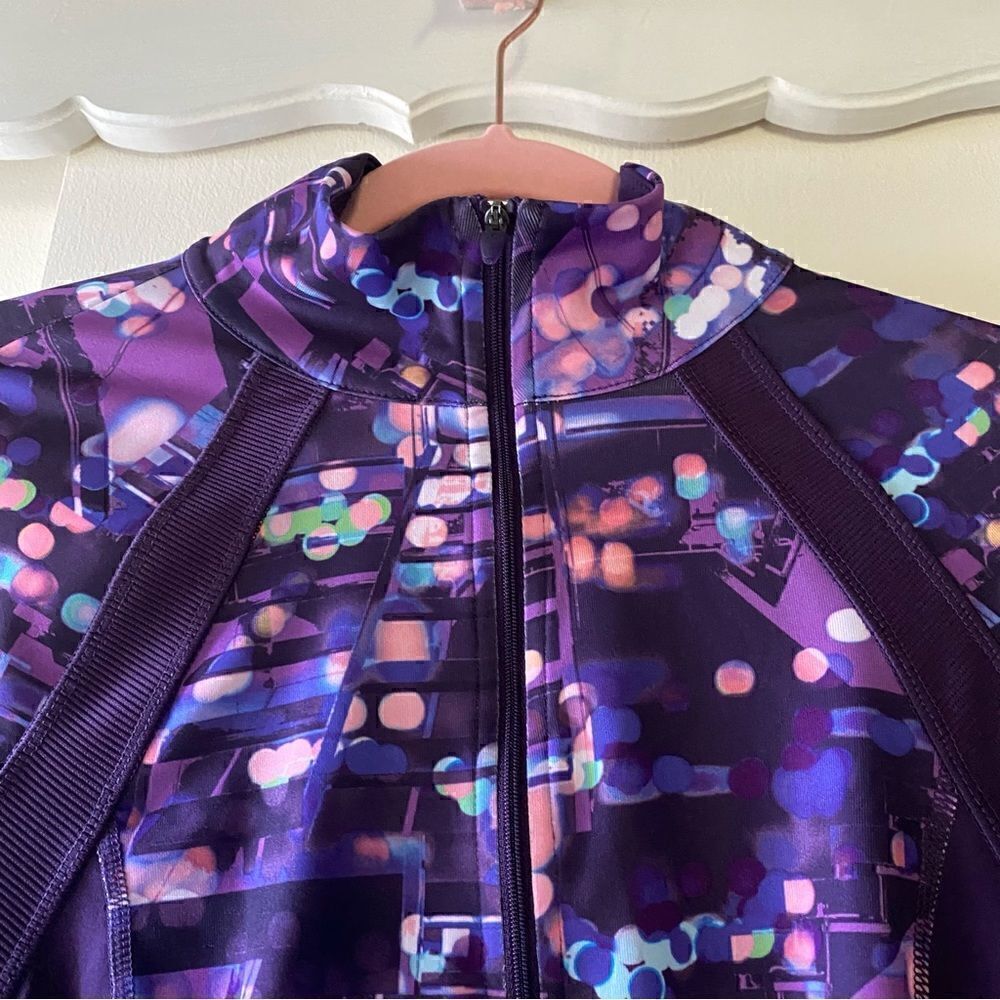 🍂 Athleisure top in purple & turquoise print, in very good condition sz M - Picture 5 of 8
